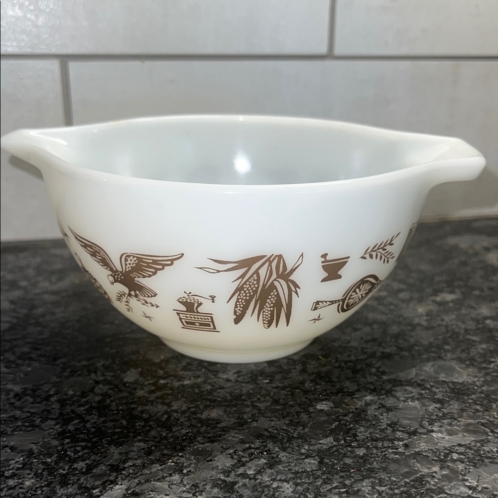 Pyrex 401 Vintage Early American Cinderella Bowl. Perfect condition..
